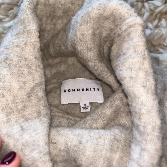 Aritzia oversized turtle neck sweater. Size XS - Picture 2 of 3